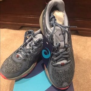 NWT Osics running Gel Venture 6 Size: 7.5